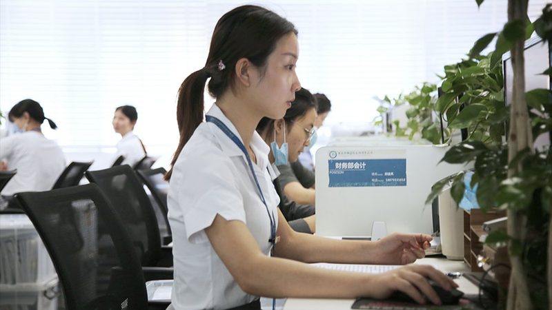 经营范围变更后许可证如何及时更新？**